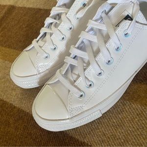 *NEVER WORN* Converse